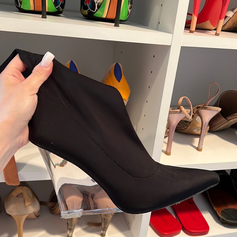 Gorgeous brand new Mackinj black boots!